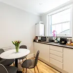 Bright And Stylish Apartment Trafalgar Square