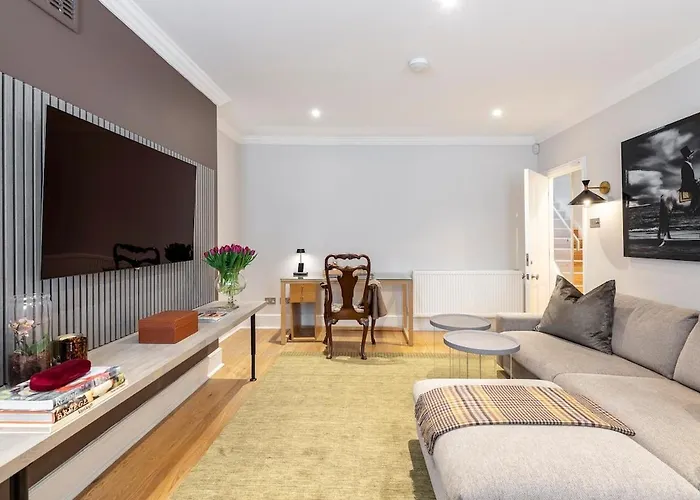 Bright And Stylish Apartment Trafalgar Square