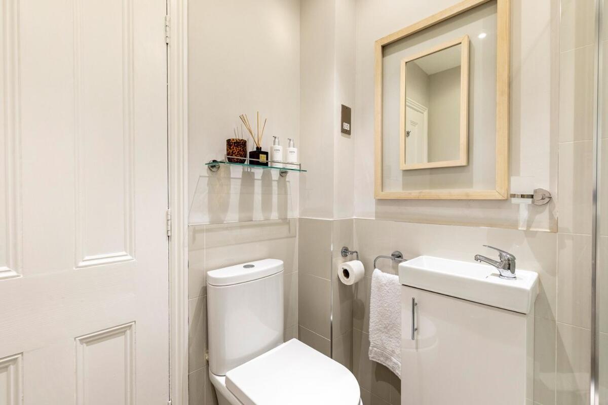 Bright And Stylish Trafalgar Square Apartment