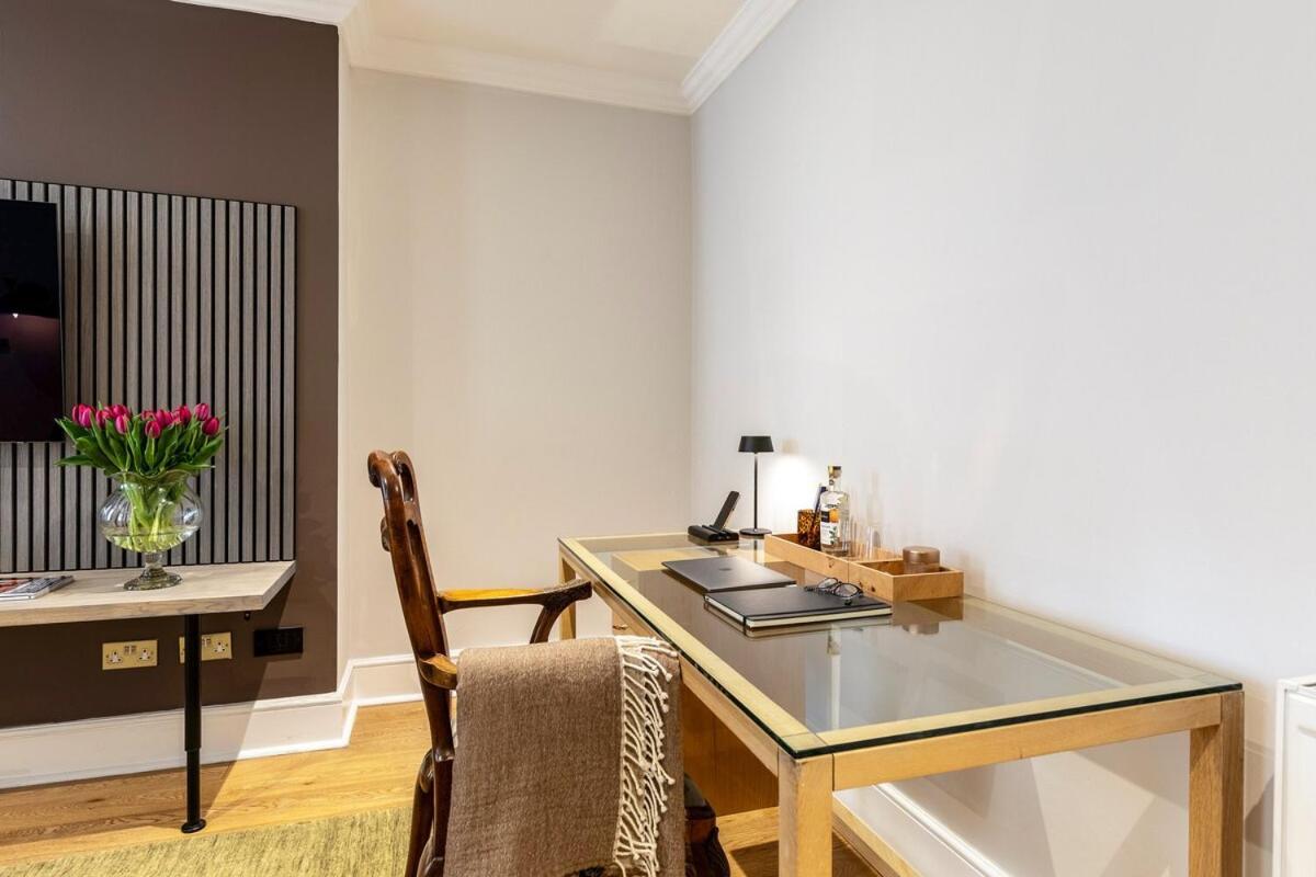 Bright And Stylish Trafalgar Square Apartment