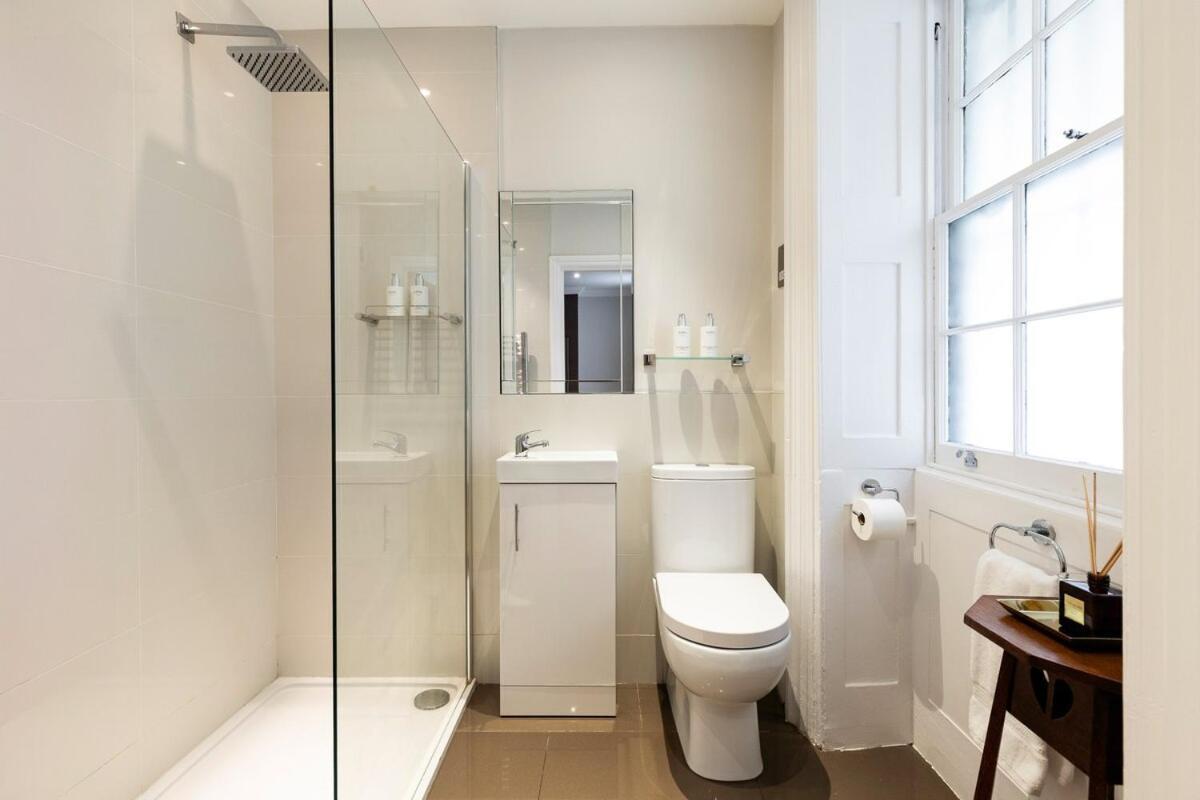 Bright And Stylish Trafalgar Square Apartment